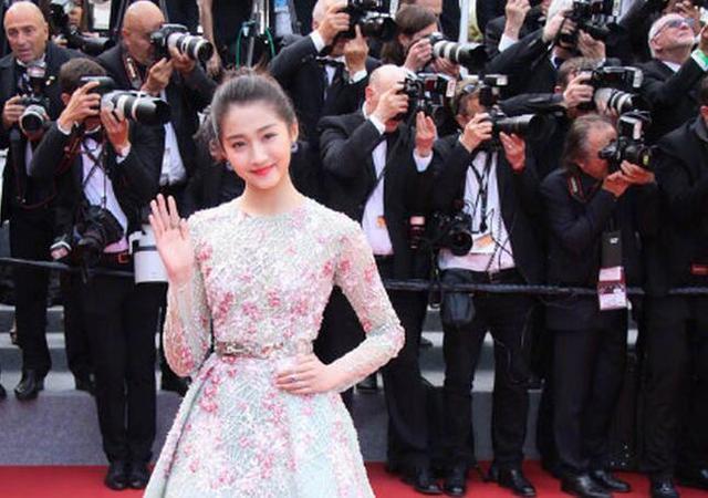 关晓彤华伦天奴限量版金球包包,关晓彤妈妈拿了关晓彤多少钱