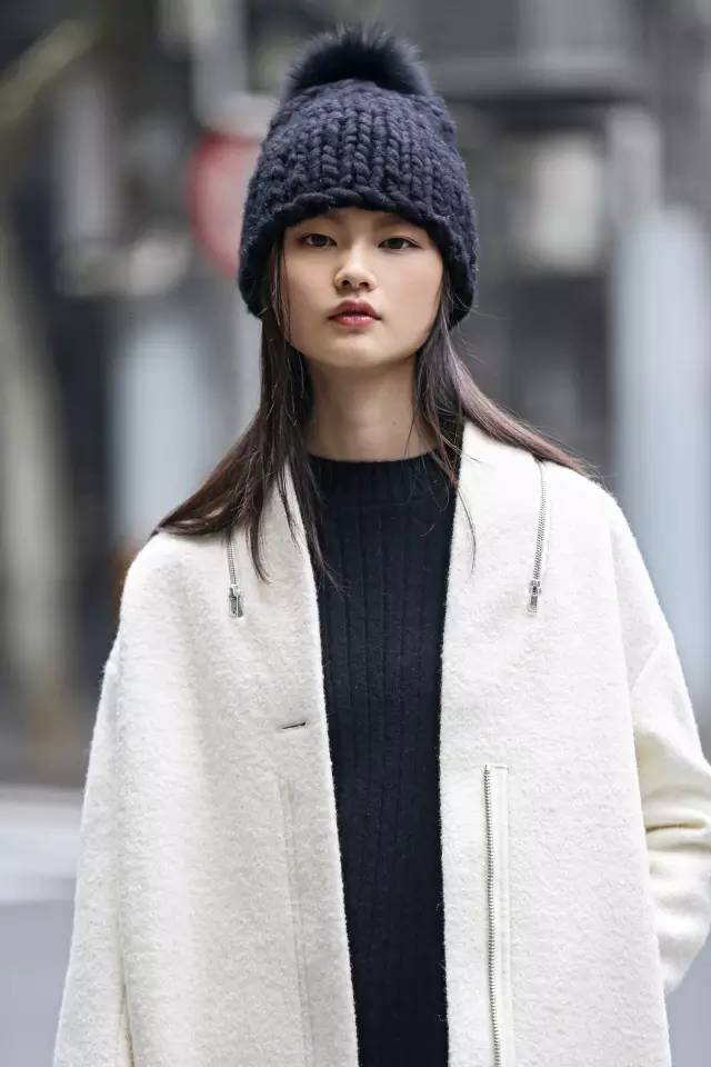 她们穿红绿过圣诞,你就穿白色,不脱颖而出才怪!