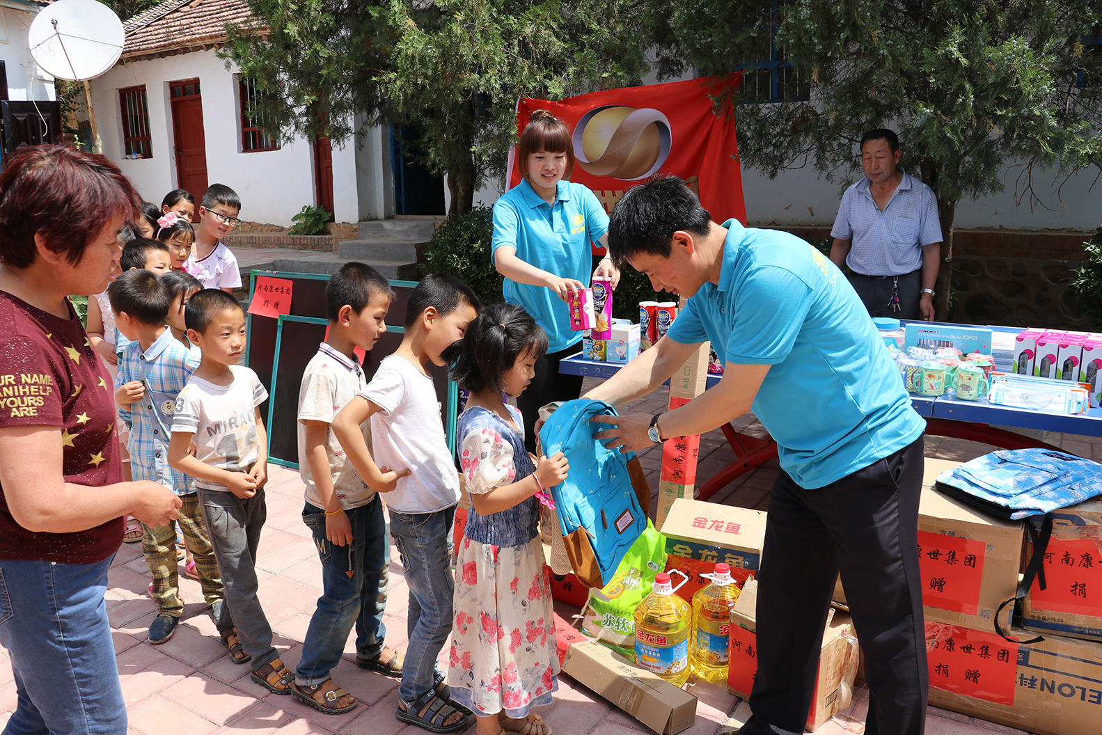 儿童节爱心人士捐赠活动,爱心企业捐赠小学饮水机庆六一