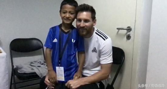 梅西中国行国足青少年,梅西中国行牵手的球童