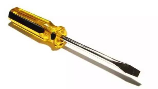 这些汽车品牌的实力我也是服了，用起螺丝刀当汽车钥匙