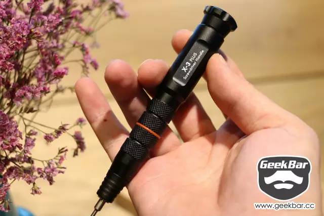 一套12合一的螺丝刀,一套小的螺丝刀