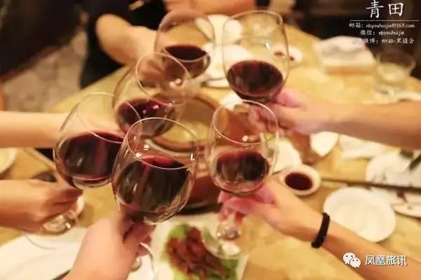 这座欧洲小城有个奇特壁画,这座中国魔幻建筑又把老外惊呆了