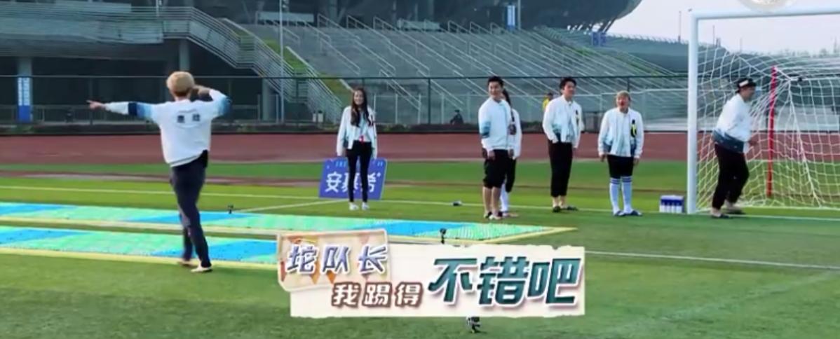 那么多路人甲都阻挡不了,鹿晗和热巴十指相扣对视