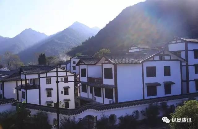 这座欧洲小城有个奇特壁画,这座中国魔幻建筑又把老外惊呆了