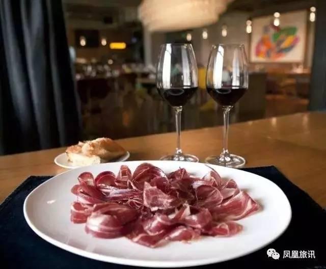 这座欧洲小城有个奇特壁画,这座中国魔幻建筑又把老外惊呆了