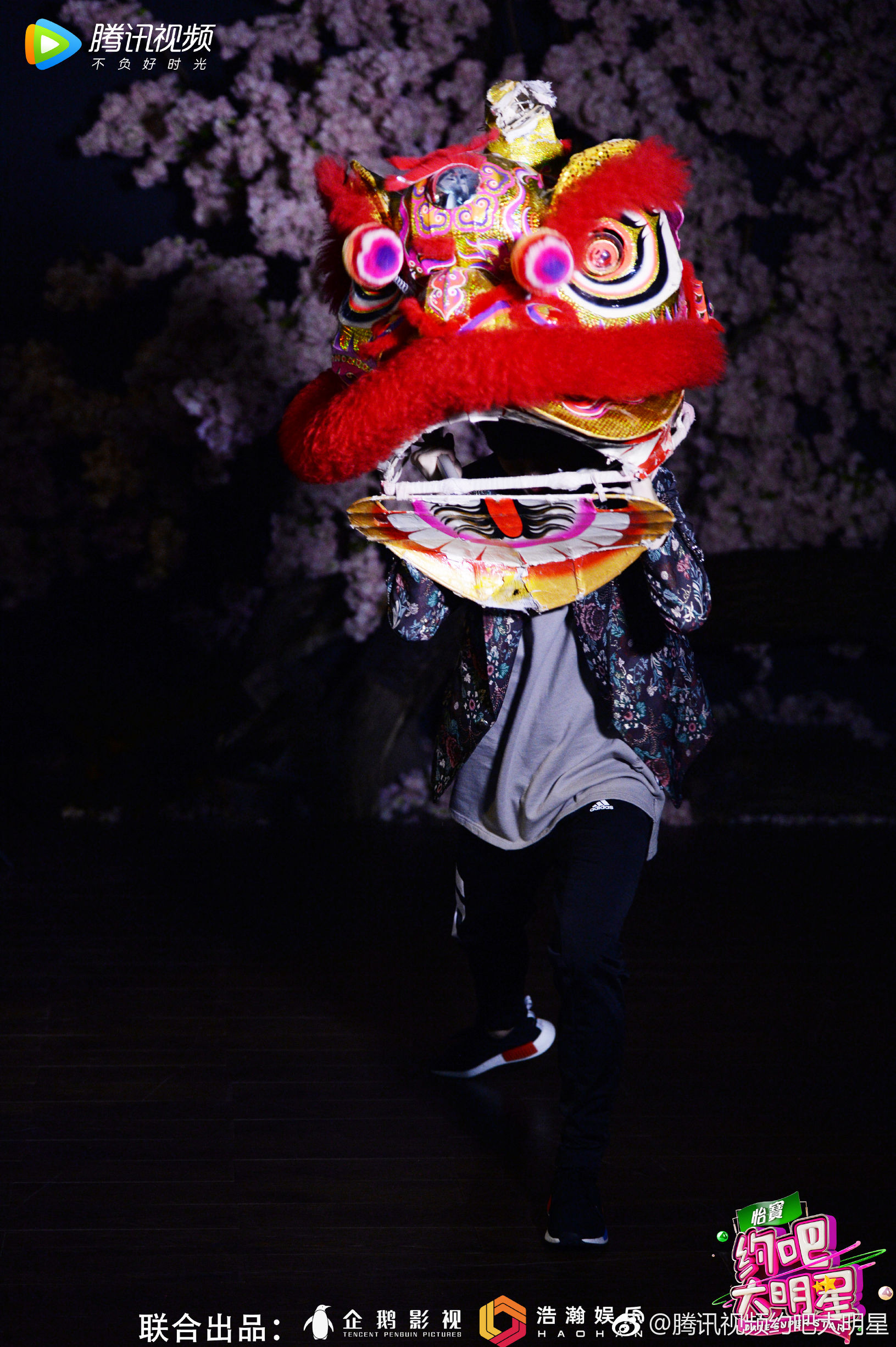 是帅气的暴发户，还是深情的驻唱歌手？今晚8点百变鹿晗等你约！