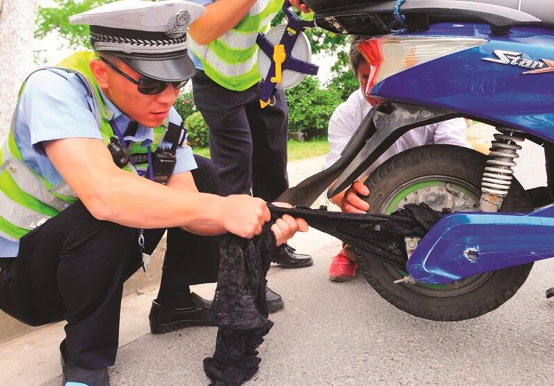 穿披风骑摩托被车撞,穿披风骑摩托被汽车撞了