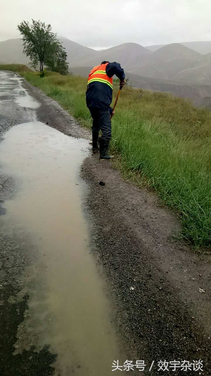 定邊公路管理段各養護道班排除路面積水