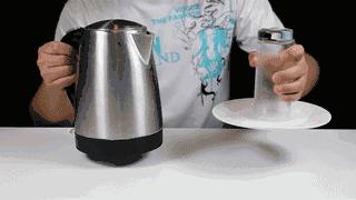 用一张纸巾放在杯子里不会漏水,用一张纸巾可以不脏手