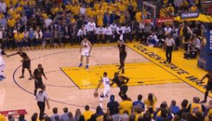 库里拜佛戏耍詹姆斯惹争议，球迷不干了：你球瞎子都看得二运了