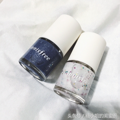 除了美腻的小裙子和发色外，指甲也要colorful！