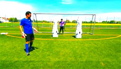 这就是优秀门将的基本功,提升守门员扑球能力教学