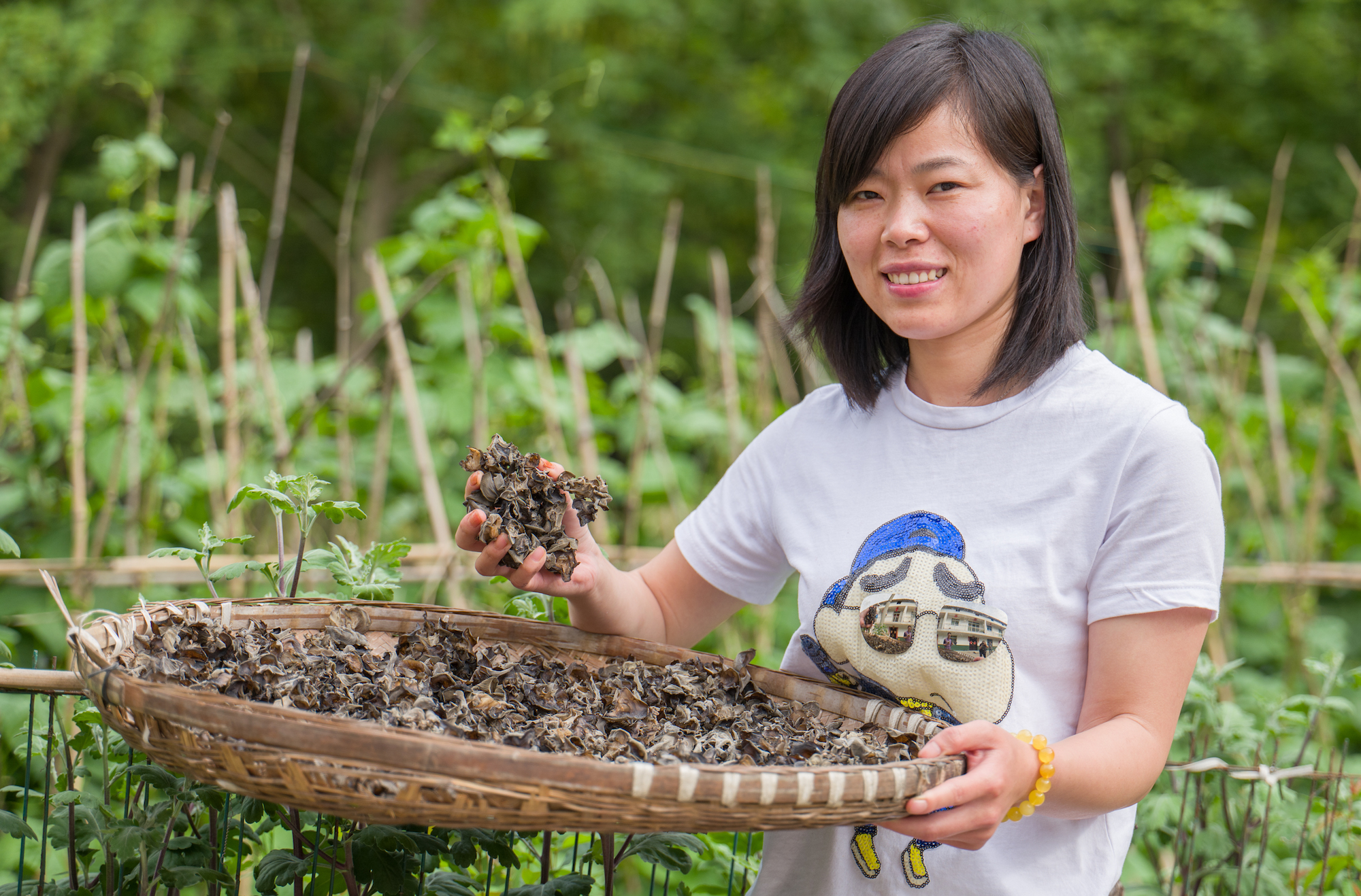 青川妹儿倾情诉说:“我爱我的小山村”