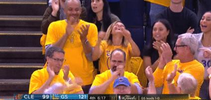 库里拜佛戏耍詹姆斯惹争议，球迷不干了：你球瞎子都看得二运了