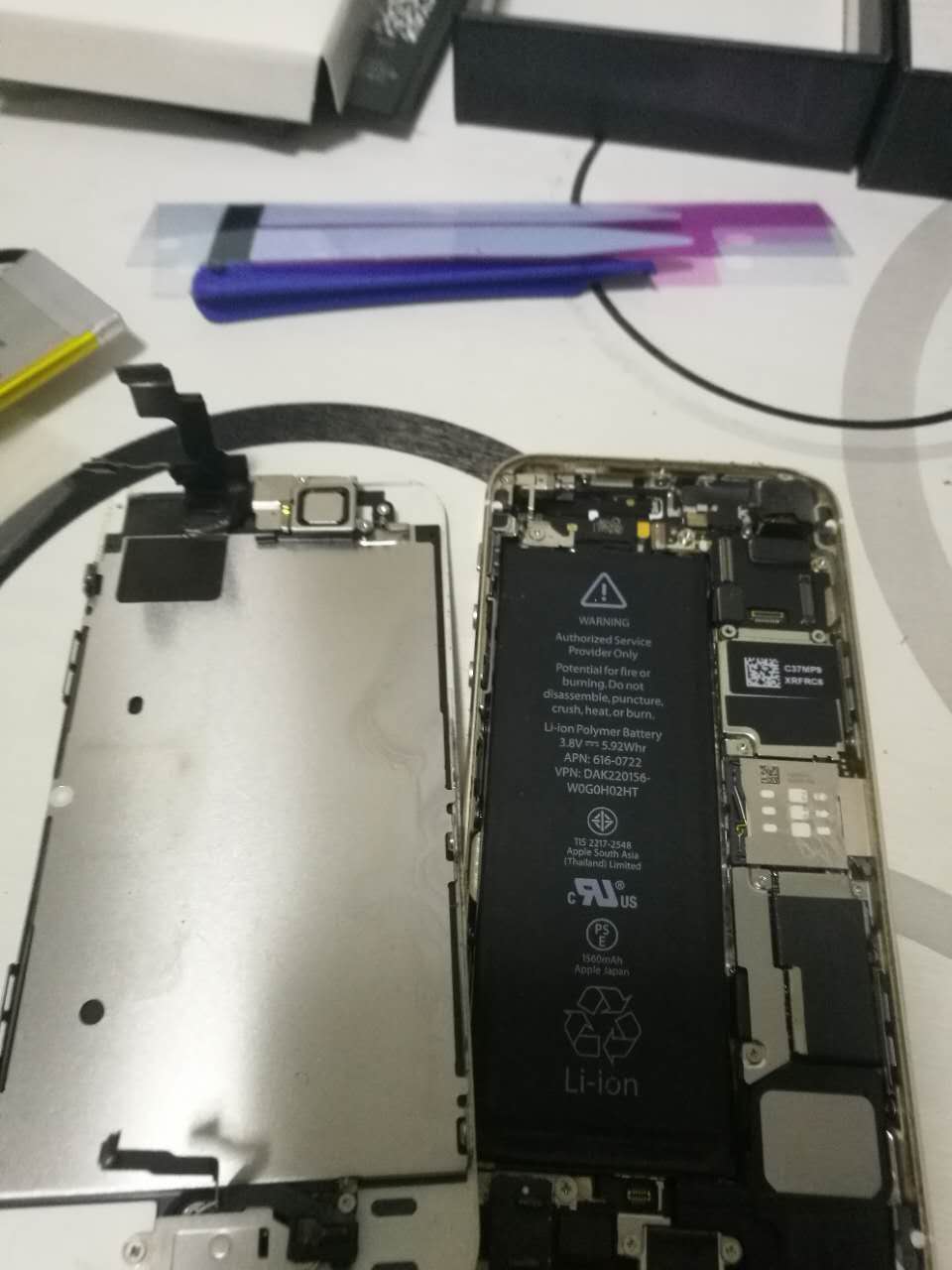 小白亲拆iPhone5s更换电池，手机满血复活