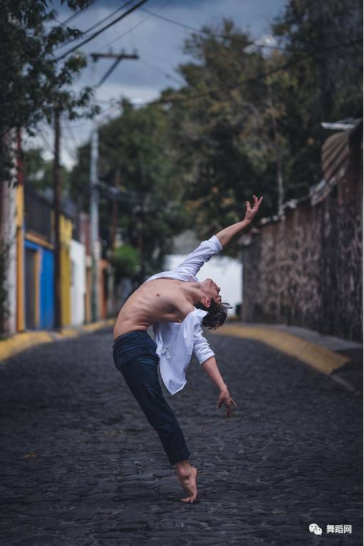 一群芭蕾舞者走上街头,一群芭蕾舞者视频