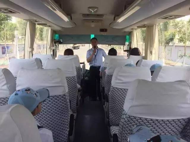 回忆一年级的时候我加入了少先队,光荣地加入了少先队