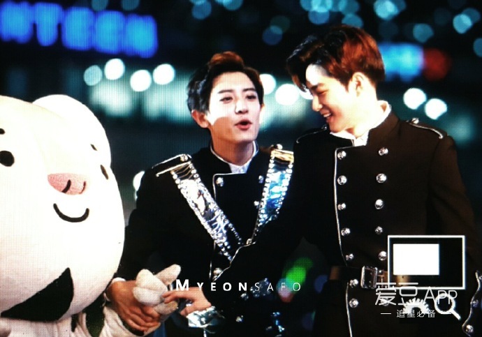 「EXO」「分享」170604玩偶面前茶蛋集体变三岁：我不管，我就是要和这只老虎玩嘛