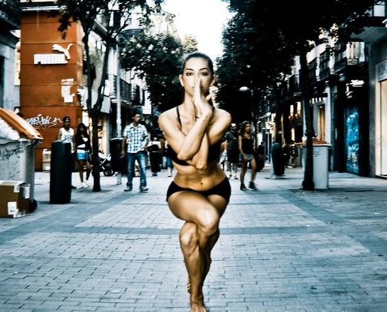 露腰露腿的季节到了瑜伽练起来,因为遇见你我遇见了更好的自己