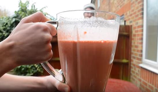 重口新高度！两男子“将活蛆搅碎后饮用”，看完我再也不想吃饭了