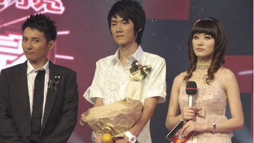 他是低音王子，曾参加07快男，跪地求关注被骂，歌手4踢馆成功