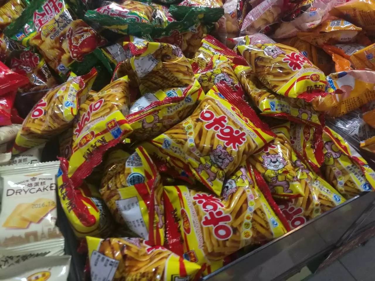 童年的味道是抹不去的记忆，这些零食在哈尔滨市场仍然能买到，看看你吃过几样？