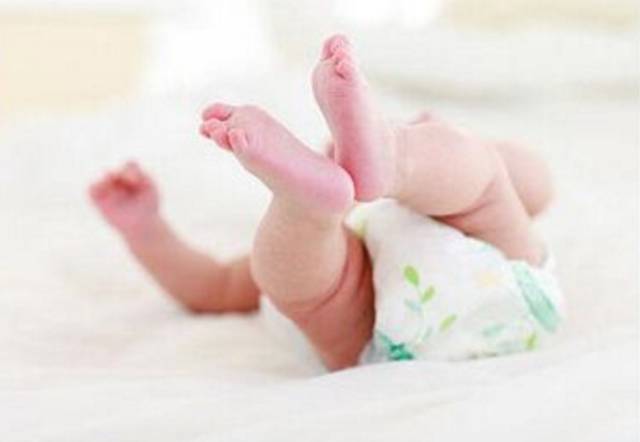 宝宝发烧了哪些症状要引起重视,宝宝发烧是因为大人照顾得不好吗