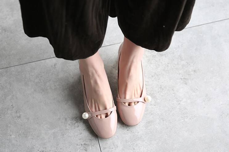 鞋柜必备这4双小白鞋百搭又时髦,鞋柜必备百搭又白菜的鞋