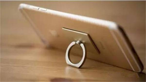 快转!你手机背后有这个东西吗?太多人在用,有人被它弄折了手指!