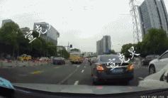 男子脚踏三只船被骗财,男子脚踏两只船被老婆发现