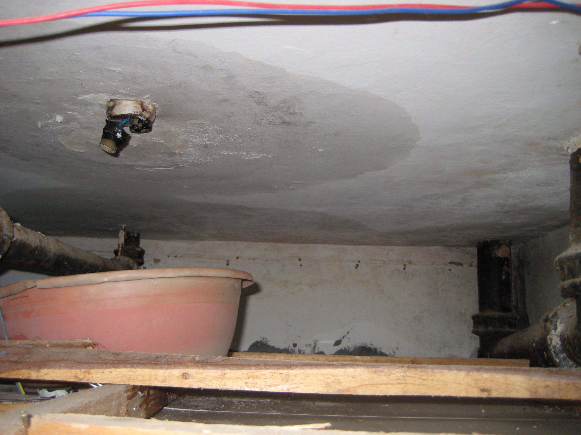 房顶漏水最好的处理方法,房顶漏水找不漏水地方