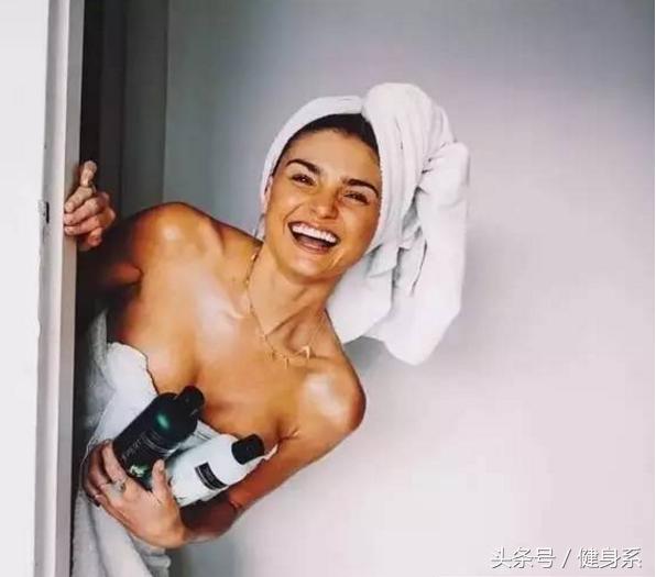 瑜伽人一年十几万学习费用值得吗,瑜伽初学者在家练还是去瑜伽馆练