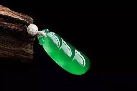翡翠葫芦挂件的寓意和象征,翡翠宝宝佛挂件寓意