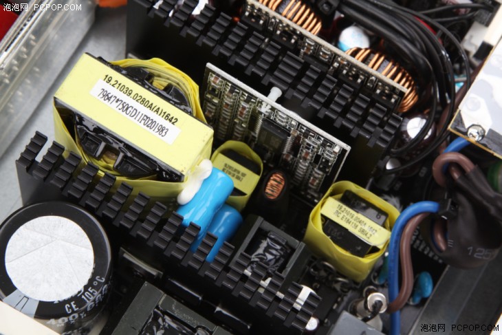 金牌全模组电源和at3.0什么区别,金牌全模组电源白色