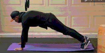 纠正肩胛骨突出的办法视频,如何矫正肩胛骨翘起来