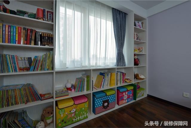 新家装修好了夸装修师傅们的视频,1.5米客厅地面砖错位贴好看