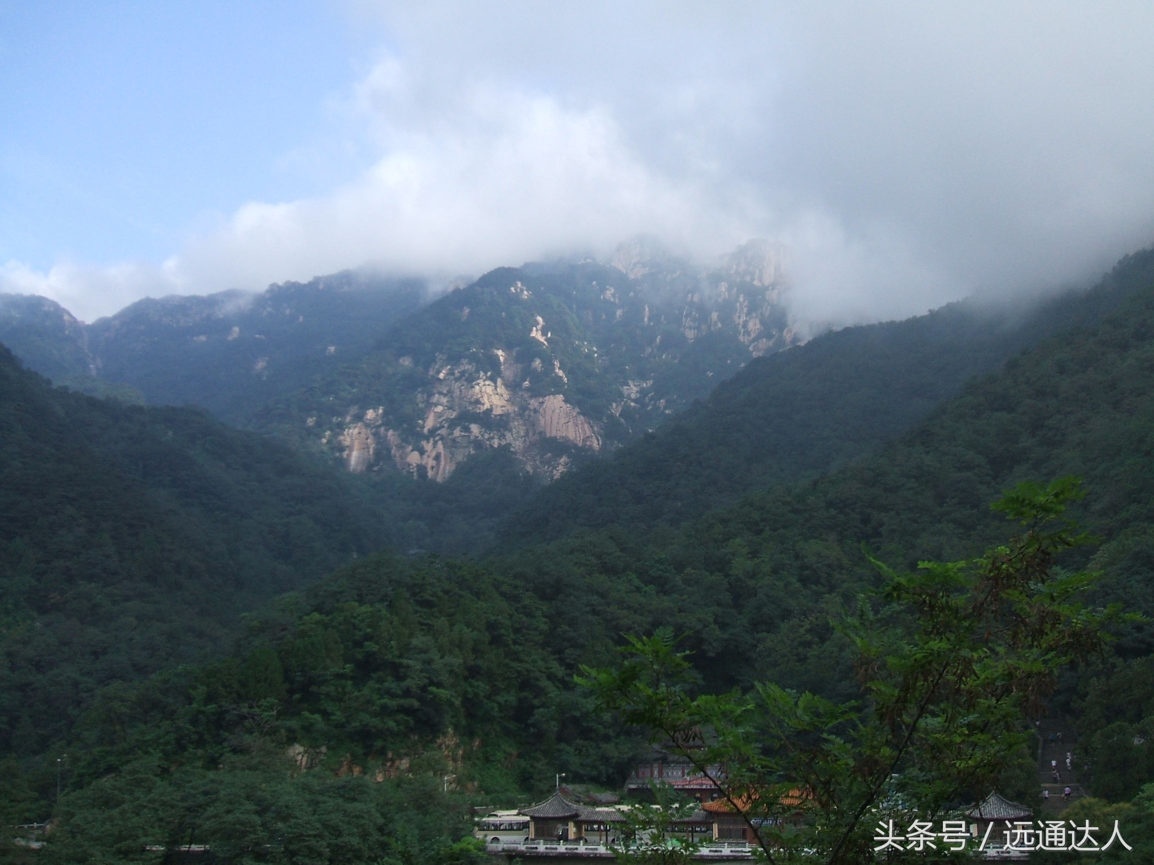 身为泰安人第一次爬泰山,陪爷爷爬泰山感慨朋友圈