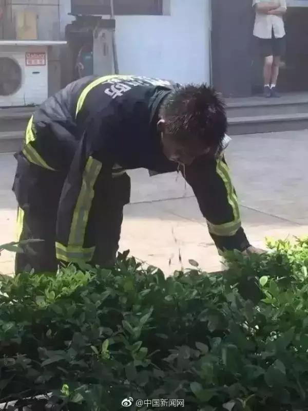 室外堆放塑料管燃起大火浓烟滚滚,燃起大火瞬间浓烟滚滚