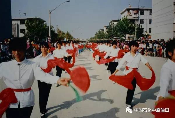 油田老照片,曾经有上万人居住的地方