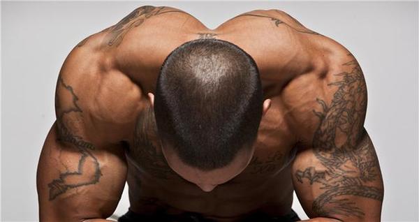 练就宽厚的肩膀，一对哑铃就足够，让你在家打造完美三角肌