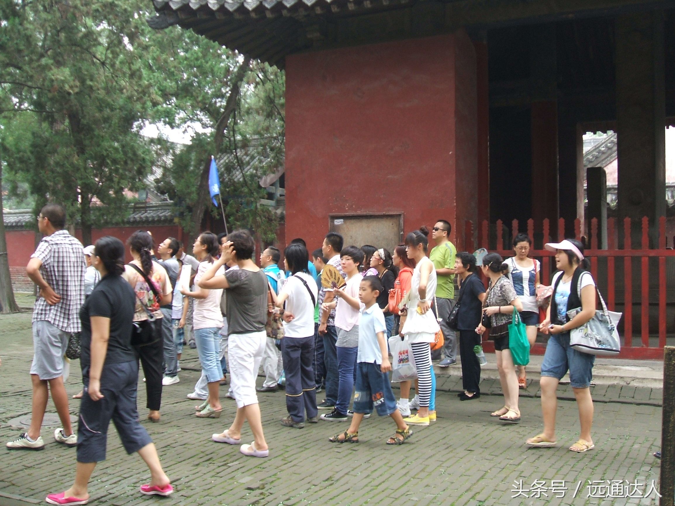 身为泰安人第一次爬泰山,陪爷爷爬泰山感慨朋友圈