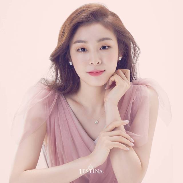 网袜加牛仔裤还是让杨幂穿吧，我只能接受唐嫣美美的珍珠~