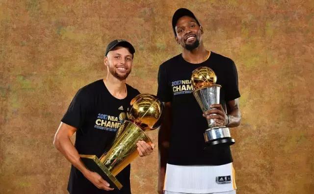 库里五冠两fmvp历史地位,库里第三次错失fmvp后落寞