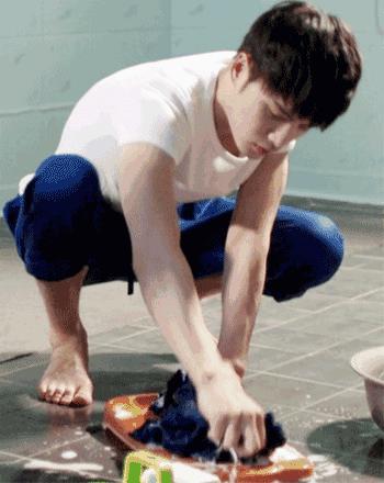 清理衣服上陈旧的油渍污渍小妙招,衣服汗渍污渍去除的最佳方法