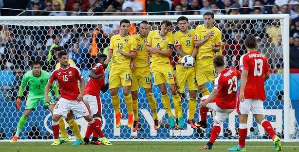 中国男足人墙躲球,里皮带领下的男足