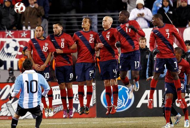 中国男足人墙躲球,里皮带领下的男足