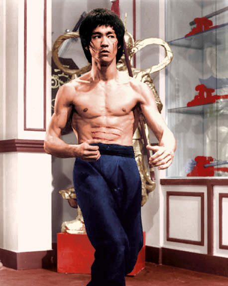 李小龙为什么受到全球老外的崇拜？一个学了哲学的武术家，还是另有原因？