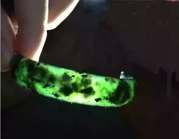 5000元糯种翡翠手镯,荧光灯下翡翠手镯里有亮点