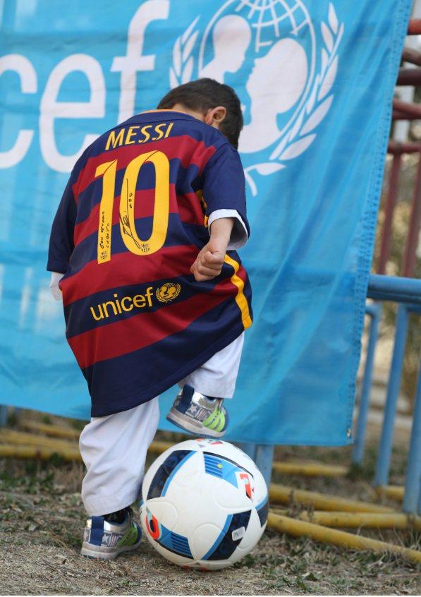 梅西的亲笔签名球衣,阿富汗男孩梅西